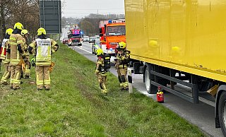 Statt eines brennenden Aufliegers trafen die Einsatzkräfte der Paderborner Feuerwehr nur auf eine festsitzende Bremse, die mächtig gequalmt hatte. - Ralph Meyer