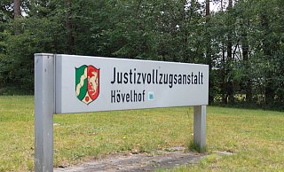 Nach Fertigung einer Strafanzeige wegen des Verstoßes gegen das Betäubungsmittelgesetz wurde der junge Mann wieder in die JVA Hövelhof gebracht. - David Knapp