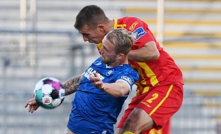 SCP-Routinier Uwe Hünemeier (r.) wird es am Sonntag wieder mit dem Ex-Paderborner Philipp Hofmann zu tun bekommen. - picture alliance/dpa