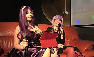 Arisu und Syjana führen durch das Bühnenprogramm. - Stadt