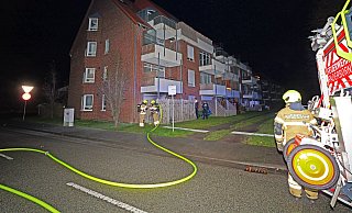 Den Brand auf der eingefriedeten Terrasse im Erdgeschoss des Eckhauses konnte der Angriffstrupp der Paderborner Feuerwehr rasch löschen. - Ralph Meyer
