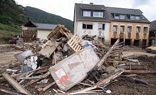 Meterhoch türmt sich der Unrat im Hochwassergebiet noch immer auf den Straßen. Helfer sind Tag und Nacht damit beschäftigt die Straßen in den weitgehend zerstörten Orten wieder befahrbar zu machen. - picture alliance/dpa