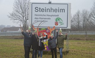 Die Karnevalsgesellschaft stellt das Hauptstadtschild des Karnevals traditionell auf dem Acker Marienhof auf, gut sichtbar von der Ostwestfalenstraße. Hofmarshall Volker Böddeker (v. l.), Prinzenpaar Christian und Katrin Henning, Christian Möller (Elferratsvorsitzender) und Dominik Thiet (Präsident). - Jonas Gröne