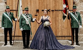 Ettelns Königspaar Andreas und Sarah Kirchhoff genoss den Festsonntag. - Michelle Wieseler