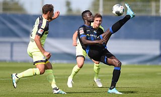 Artistisch: Babacar Gueye griff nicht nur in dieser Szene in die Trickkiste. So bereitete der SCP-Stürmer auch in feiner Manier das 2:0 vor. - Uli Petzold