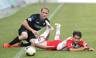 Sven Michel, der damals noch Haare hatte, kassierte mit dem SCP am 24. September 2016 eine 0:3-Pleite in Regensburg. Sein Gegenspieler Oliver Hein (r.) ist nun übrigens Vorstandsvorsitzender des SSV Jahn Regensburg. - picture alliance / Eibner-Pressefoto