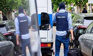 Polizei und Staatsanwaltschaft haben im Zuge eines Ermittlungsverfahrens zu Mitgliedern der Letzten Generation 15 Objekte in sieben Bundesländern durchsucht. Hier in Berlin-Kreuzberg. - Christoph Soeder/dpa