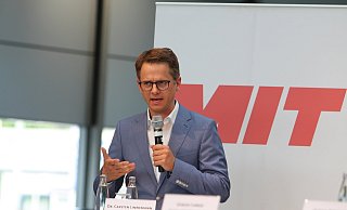 Carsten Linnemann, CDU Bundestagsabgeordneter und MIT-Bundesvorsitzender, befürwortet verkaufsoffene Sonntage und könnte sich auch einen Weihnachtsmarkt mit Abstand vorstellen. - Uwe Müller