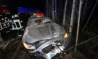 Die Frau musste von der Feuerwehr aus dem Wagen gerettet werden. - Andreas Eickhoff
