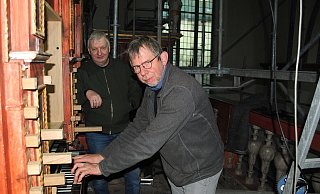 Dick Koomans und Jan Spijker (r.) waren nach der ersten Klangprobe begeistert. Die restaurierte Springladenorgel wird in den nächsten Monaten intoniert. - Kirchengemeinde Corvey