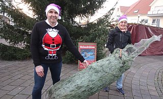 Jörg Tews und Eva Hassenewert mit dem vom Arends Hof Lämerhagen gespendeten Weihnachtsbaum. - Sabine Kubendorff