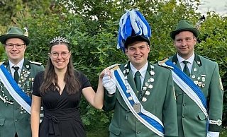 Marvin Stellpflug und Loreen Blömeke regieren die Manroder Schützen. Es gratulieren die Königsoffiziere Stefan Gelhaus (l.) und Pascal Mantel. - Schützen Manrode