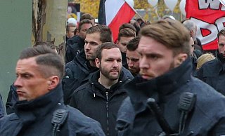 Neonazi Sascha Krolzig (Mitte) hier beim großen Aufmarsch der Neonazi-Szene im November in der Bielefelder Innenstadt. Sollte seine jüngste Verurteilung rechtskräftig werden, müsste er diesmal hinter Gitter. - Andreas Zobe