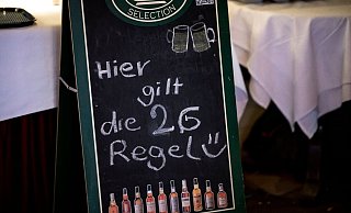 In einem Restaurant am Kurfürstendamm in Berlin wird auf die geltende 2G-Regel hingewiesen. - Foto: Fabian Sommer/dpa
