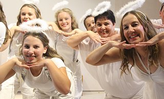 Die Engelschor reflektiert tanzend und singend die Bühnenstory. - Burkhard Battran