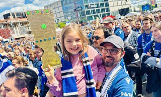 Marla und ihr Papa Emanuel haben mächtig Spaß auf dem Fanfest in Berlin auf dem Alexanderplatz. - Barbara Franke