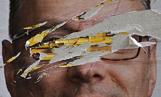Ein beschädigtes Wahlplakat hängt am Platz der Demokratie in Weimar. Die Ergebnisse der Sonderkonferenz der Innenminister von Bund und Länder gefällt nicht allen (Symbolbild). - Martin Schutt/dpa