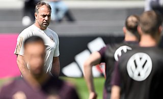 Bundestrainer Hansi Flick (l) beobachtet seine Spieler beim Training. - Federico Gambarini/dpa