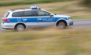 Als der junge Mann die Polizei bemerkte, gab er Gas. - picture alliance / dpa