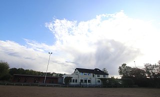 Schallproblem: Das Brückenhaus ist angeblich zu laut für eine Wohnbebauung des Sportplatzes. Ein Gutachter schlägt eine zehn Meter hohe Lärmschutzwand vor. Ein Bürokomplex könnte allerdings die gleiche Funktion übernehmen. - Ulf Hanke