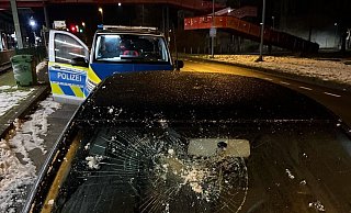 Ein geworfener Eisblock beschädigte die Windschutzscheibe des VW. - Polizei