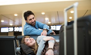 Eine Reise über mehrere Zeitzonen steht an? Dann droht ein Jetlag - doch mit dem richtigen Verhalten lässt er sich eindämmen. - Christin Klose/dpa-tmn