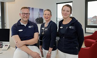 Die Fachärztinnen Anna Heidemann (Mitte) und Eva-Maria Siemoneit haben aus der Klinik gewechselt, arbeiten jetzt - begeistert - als Hausärztinnen bei Tim Niedergassel im Medicum Brake und sind froh, dank der Strukturen Familie und Beruf gut vereinbaren zu können. - Peter Unger