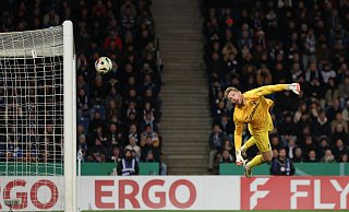 Sehenswertes Tor: Christopher Lannert trifft gegen Torwart Florian Müller zum 1:0 für Bielefeld. - Friso Gentsch/dpa