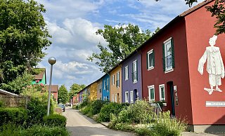 Espelkamp hat viele schöne Ecken. Mitten in der Innenstadt liegt das sogenannte Burano-Quartier. Das Wohngebiet hat durch seine Farbgestaltung, die der Insel Burano nahe Venedig nachempfungen wurde, einen besonderen Charme. Die Wohnungen hier haben große Gärten, derzeit blüht es dort überall. - Heike von Schulz