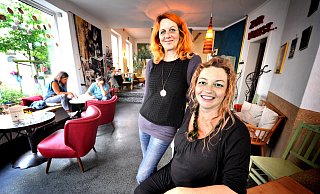 Schön gemütlich: Irmgard Wiesbrock (l.) und Anna Schierenbeck in ihrem liebevoll gestalteten Café. - Andreas Frücht