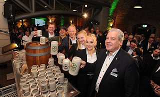 Christoph Barre (v. r.), Paula und Greta Barre, Bürgermeister Frank Haberbosch, Brauer Bernhard (alias Sven Bleiber) und Thomas Holle (Brauerei) stießen mit Maibock an. Das Bier sei gut gelungen, befand der Bürgermeister. - Joern Spreen-Ledebur
