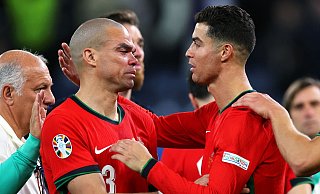 Portugals Pepe (l) wird nach dem EM-Aus von Cristiano Ronaldo getröstet. - Jens Büttner/dpa