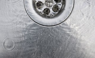 Einfach das Wasser laufenlassen - oft hilft das schon, wenn aus dem Abfluss unangenehme Gerüche aufsteigen. - Sebastian Gollnow/dpa