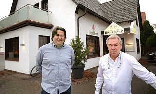 Malte Westerbarkey (links) übernimmt das Traditionsgasthaus Roggenkamp von Wirt Peter Roggenkamp. Roggenkamp steht seit 1980 hinter der Theke. - Andreas Frücht