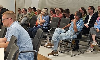 Bürgermeister Matthias Kalkreuter (mittlere Reihe, Zweiter von rechts) verfolgte den Kreiswahlausschuss als Zuschauer. Nach der Abstimmung steht fest, dass Uwe Detert (AfD) nicht als Kandidat zugelassen wird. - Astrid Sewing