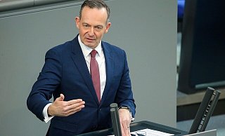 Bundesverkehrsminister Volker Wissing spricht im Bundestag über das 49-Euro-Ticket im ÖPNV. - Wolfgang Kumm/dpa