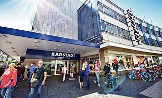 Der Tag nach dem Aus: Wer es nicht weiß, könnte denken, alles sei normal bei Karstadt und an der Bahnhofstraße. - Barbara Franke