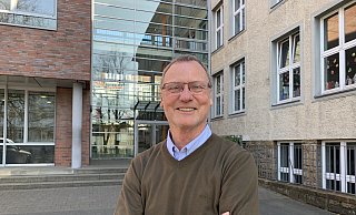 „Sehr schade, dass der Schulträger den Erfolg der Realschulen nicht mit uns feiert“, sagt Sven Pachur (62), seit 2002 Leiter der Luisenschule. Die hat aktuell wieder deutlich mehr Anmeldungen (191) als Plätze (108). - Ivonne Michel