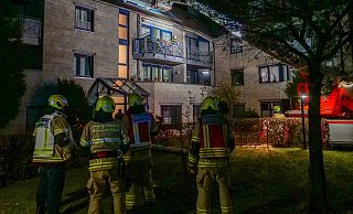 Mit der Drehleiter kontrollierte die Feuerwehr das Dach. - Ralph Meyer