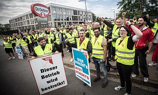 Vor dem Puddingwerk in Bielefeld-Brackwede versammelten sich fast 200 Mitarbeiter aus Bielefeld und Oerlinghausen und ließen die Frühschicht ausfallen. - Mike-Dennis Müller Vor dem Puddingwerk in Bielefeld-Brackwede versammelten sich fast 200 Mitarbeiter aus Bielefeld und Oerlinghausen und ließen die Frühschicht ausfallen. - Mike-Dennis Müller