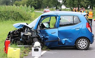 Bei einem schweren Verkehrsunfall auf der Bielefelder Straße / Ecke Kleekampweg wurden in Spenge drei Menschen teils schwer verletzt. - Claus Frickemeier