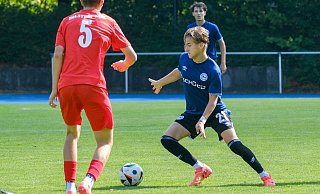 Tom Schönfelder (r.) und die U17-Arminen besiegten Hannover 96 in Brackwede mit 3:2. - az