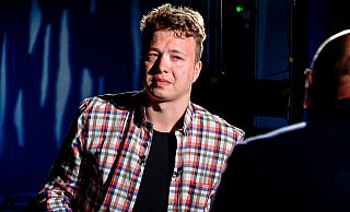 Der belarussische Blogger Roman Protassewitsch soll schon bei seiner Festnahme in einem in Minsk zur Landung gezwungenen Flugzeug für den Geheimdienst seiner Heimat gearbeitet haben. (Archivbild) - -/ONT Channel/AP/dpa