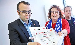 Oguz Önal und Ute Herkströter auf einem Archivbild aus dem Jahr 2019 beim Auszählen einer Urabstimmung beim Aufzugshersteller Hiro Lift. Rechts Vertrauensmann Florian Unruh. - jonek-fotografie.de