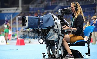 Eine Kamerafrau des Olympic Broadcasting Services (OBS). - Foto: Michael Kappeler/dpa