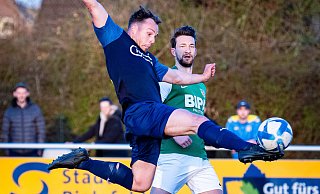 Heepens Matti Becker (vorne) setzt sich in dieser Szene artistisch gegen Dornbergs Dominik Kuck durch. Am Ende feiert der Bezirksligist den Einzug ins Kreispokal-Finale. Am 1. Mai treffen die Heeper dann in Jöllenbeck auf den Sieger der Partie VfL Theesen gegen SC Peckeloh. - Barbara Franke