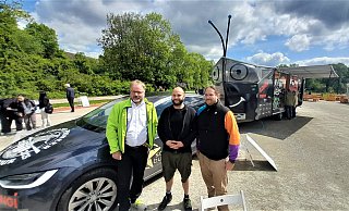 Frank Schröder (Phoenix Contact; v. l.), Chris Pfenniger und Max Schwabe vor dem Solar Butterfly, der auf der LGS Höxter Station machte – für Aktionen mit Schülern und eine Talkrunde mit heimischen Unternehmensvertretern. - Simone Flörke