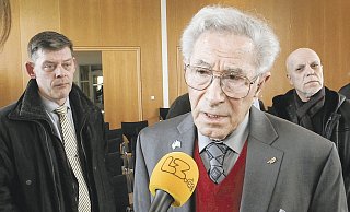Enge Verbindung: Rainer Höß (l.) beobachtet den Holocaust-Überlebenden Ben Lesser im Interview. - Nikesch