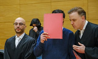 Einer der Angeklagten (Mitte) mit seinen beiden Anwälten Burkhard Benecken (r.) und Baris Devletli im Bielefelder Gerichtssaal. Angeklagt sind insgesamt drei Männer. - Andreas Zobe