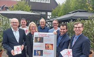 Veranstalter und Sponsoren: Ulrich Lüke von der Verbundvolksbank (v. l.), Kulturamtsleiter Olaf Krane und Mitarbeiterin Carmen Rütgers-Engemann, Michael Brenke von der Vereinigten Volksbank, Stadtwerke-Chef Leander Sasse, VHS-Leiter Alexander Akel und Bürgermeister Tobias Scherf.?Foto: Dieter Scholz - Dieter Scholz